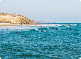 Profiter des vagues lors d’une session de surf à Taghazout